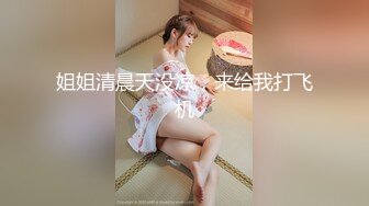 后入肉丝开档大骚屁股看着鸡巴来回进入小穴忍不住射在了屁股上